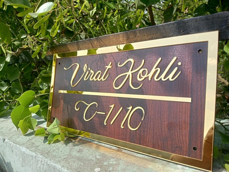 HomeEcho لوحات أسماء أبواب خشبية فاخرة مخصصة لمدخل المنزل (15x30 سم) مع حروف بارزة ثلاثية الأبعاد - مثالية لمداخل المنزل والمكتب مع براغي من الفولاذ المقاوم للصدأ || لوحات أسماء الأبواب (ذهبي وجوز)  - Image 4