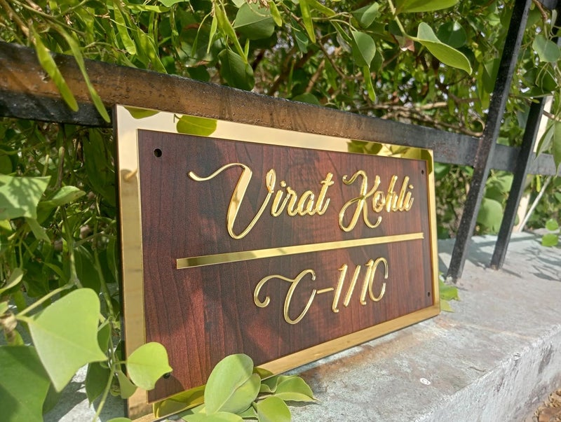 HomeEcho لوحات أسماء أبواب خشبية فاخرة مخصصة لمدخل المنزل (15x30 سم) مع حروف بارزة ثلاثية الأبعاد - مثالية لمداخل المنزل والمكتب مع براغي من الفولاذ المقاوم للصدأ || لوحات أسماء الأبواب (ذهبي وجوز)  - Image 2