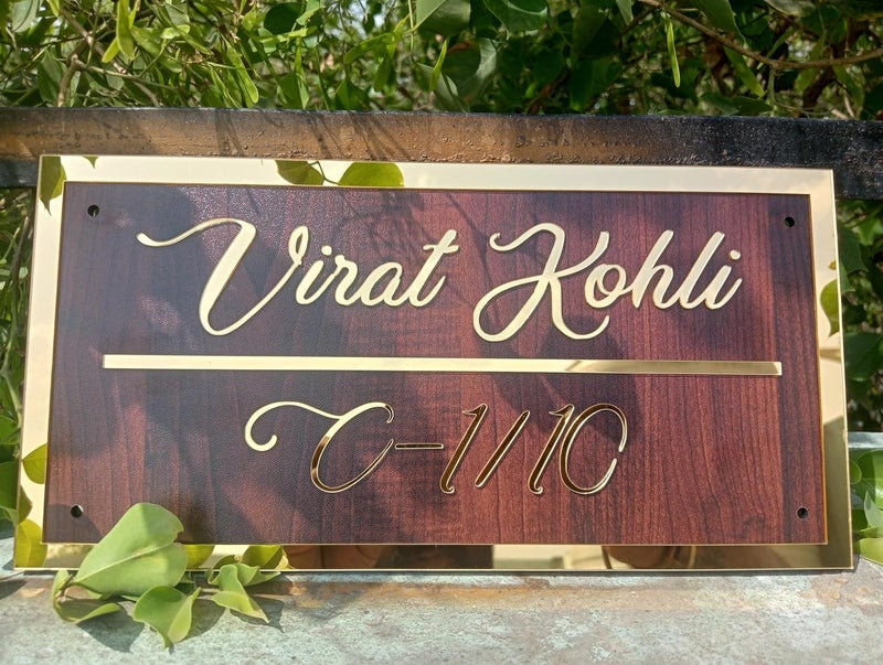 HomeEcho لوحات أسماء أبواب خشبية فاخرة مخصصة لمدخل المنزل (15x30 سم) مع حروف بارزة ثلاثية الأبعاد - مثالية لمداخل المنزل والمكتب مع براغي من الفولاذ المقاوم للصدأ || لوحات أسماء الأبواب (ذهبي وجوز)  - Image 1