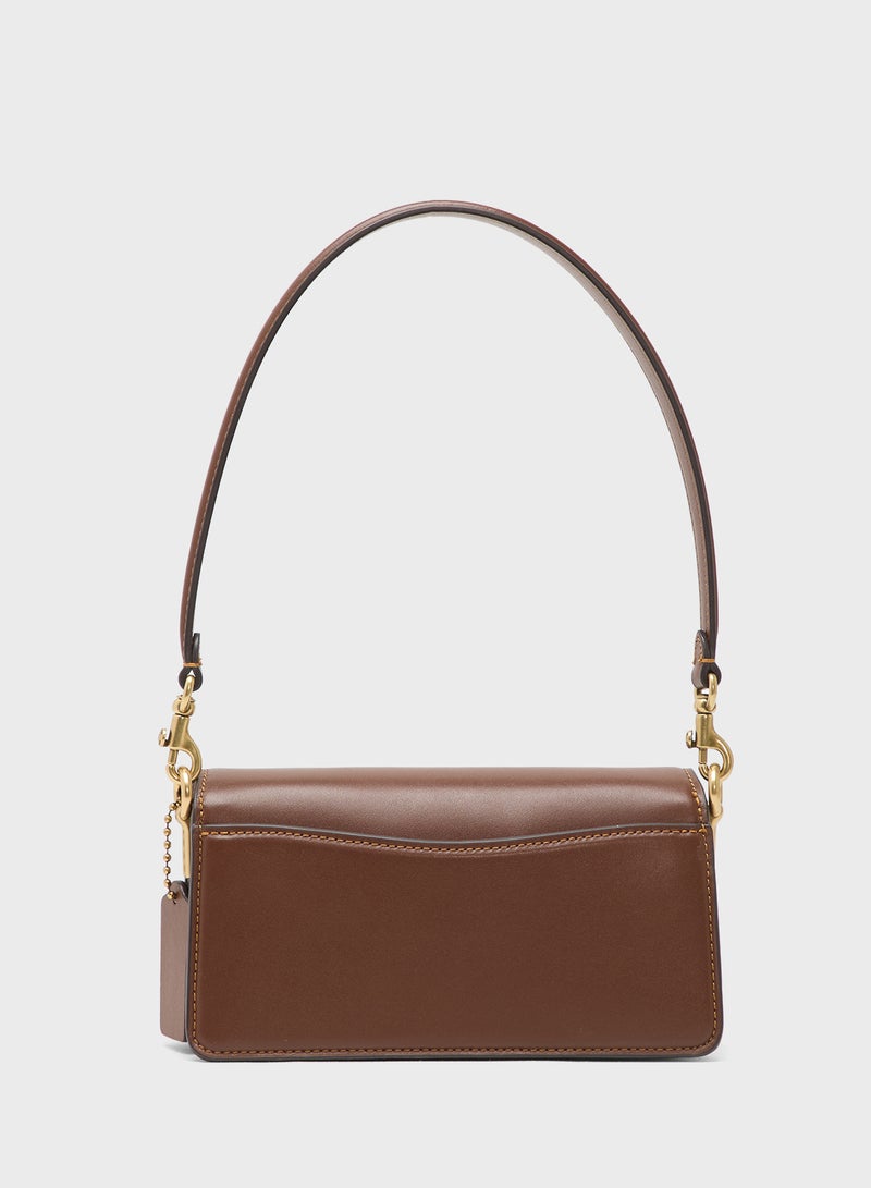 حقيبة كتف مخططة من القماش المطلي