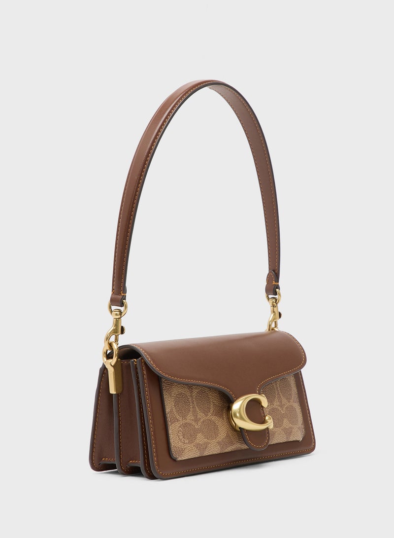 حقيبة كتف مخططة من القماش المطلي