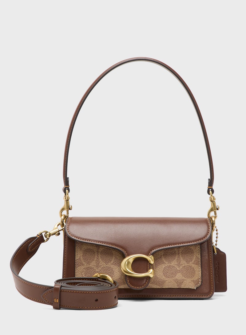 حقيبة كتف مخططة من القماش المطلي