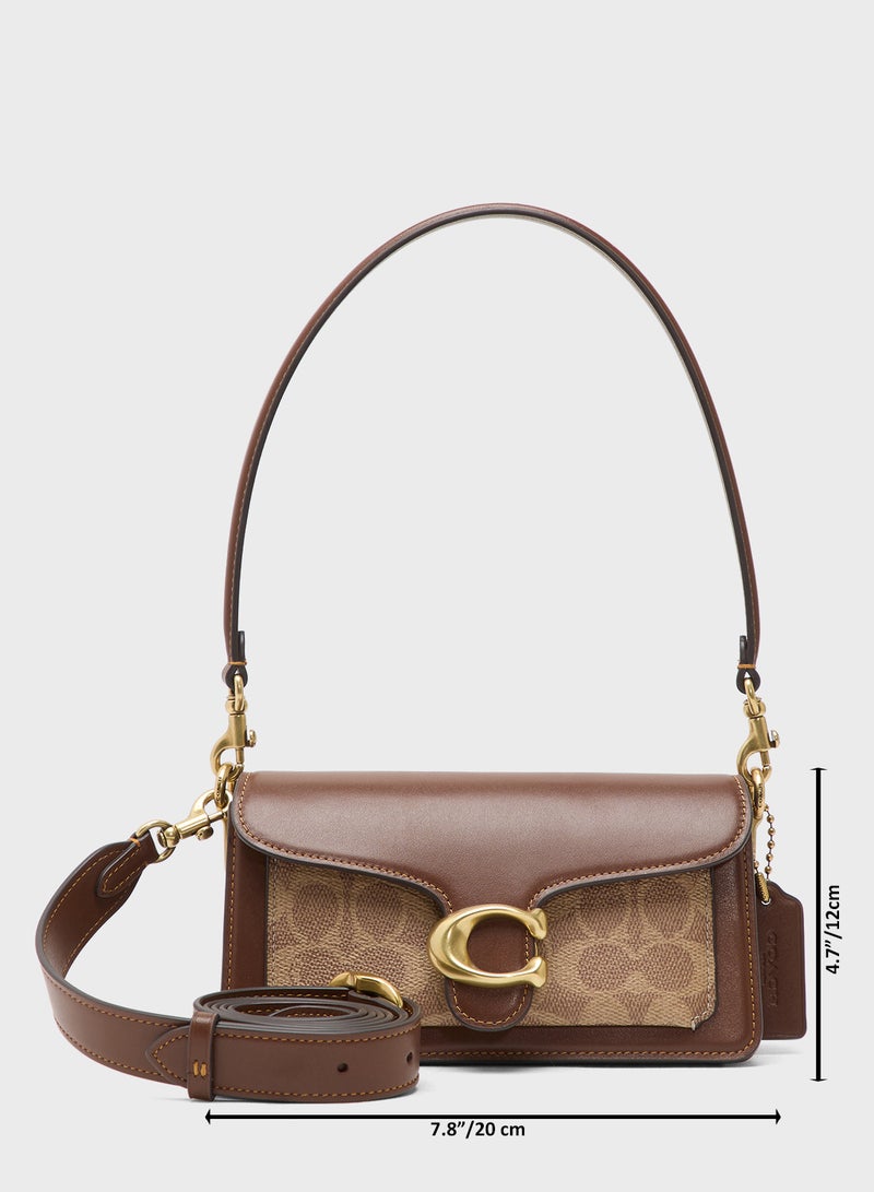 حقيبة كتف مخططة من القماش المطلي