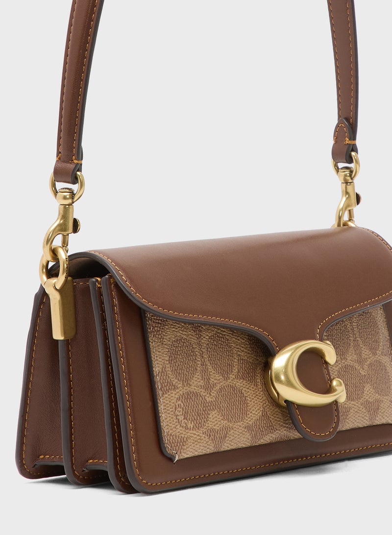 حقيبة كتف مخططة من القماش المطلي