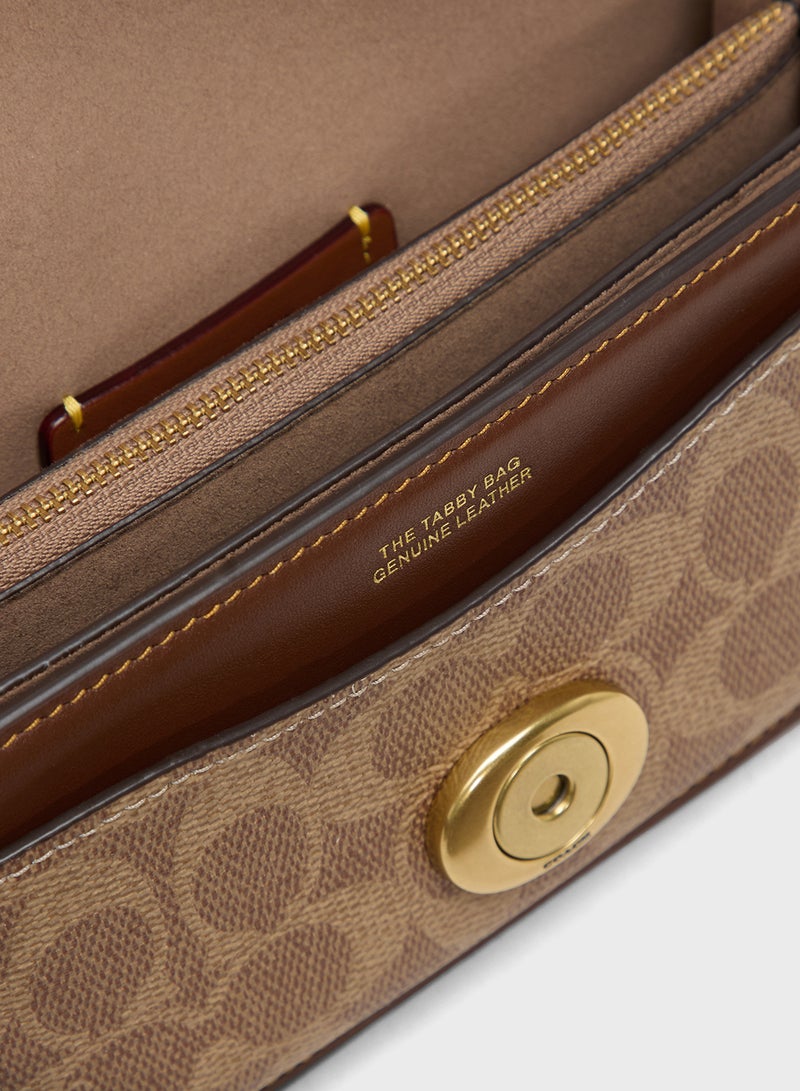 حقيبة كتف مخططة من القماش المطلي