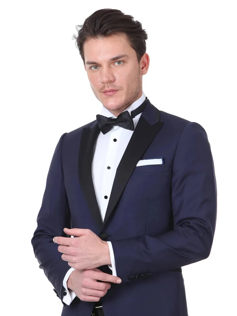 كيب بدلة توكسيدو من ساكس، بتصميم بسيط وقصة ضيقة وياقة مزدوجة الصدر