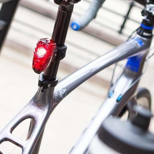 NiteRider نظام إضاءة خلفية للدراجات نيترايدر سولاس 250 قابل لإعادة الشحن عبر USB - ضوء خلفي للدراجات فائق السطوع لركوب الليل - ضوء دراجة مع وضع وميض نهاري - ضوء خلفي سهل التركيب للطريق، MTB، الدراجة الكهربائية، التنقل - Image 5