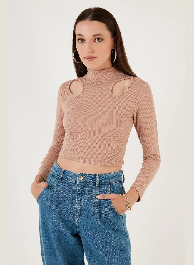 ليلا بلوزة نسائية بياقة عالية وقصة ضيقة وفتحة جانبية من ليلا