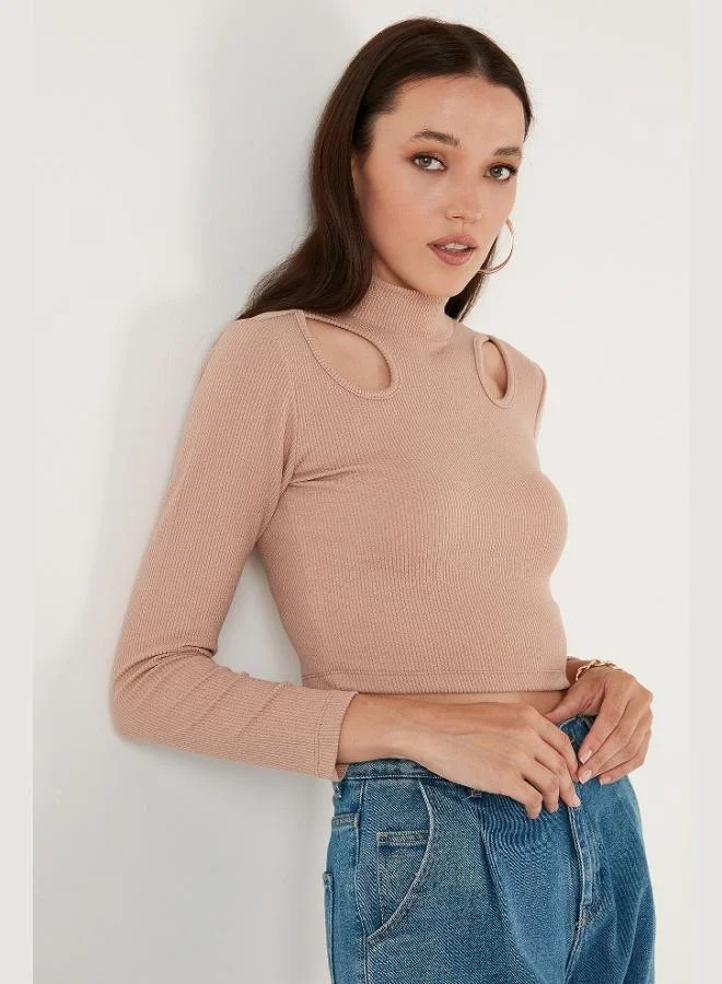 ليلا بلوزة نسائية بياقة عالية وقصة ضيقة وفتحة جانبية من ليلا