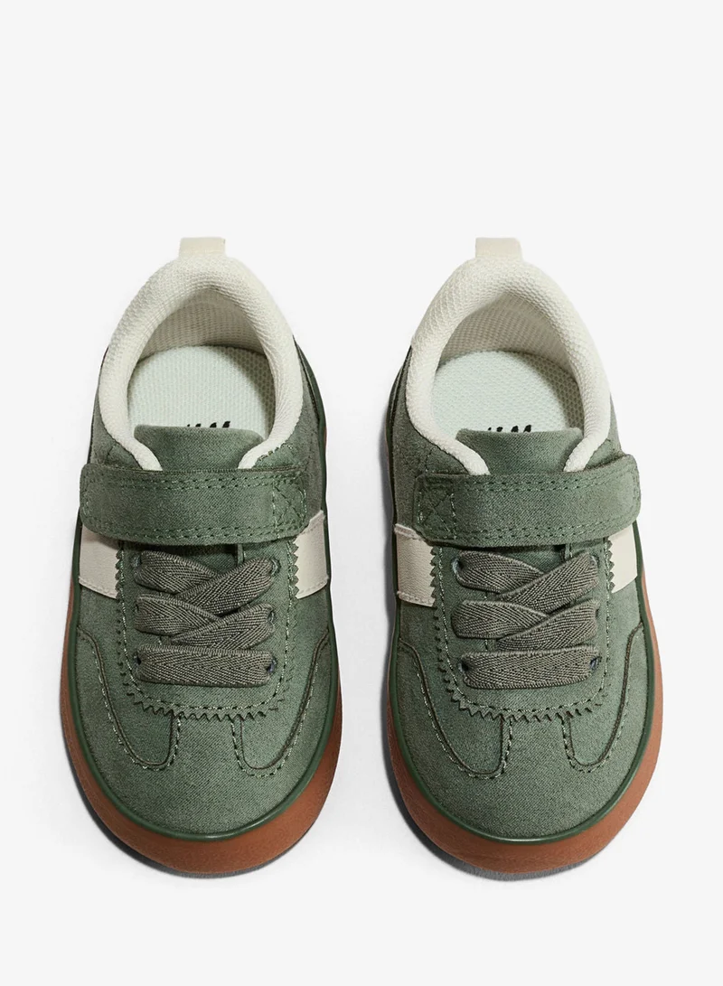 اتش اند ام حذاء رياضي