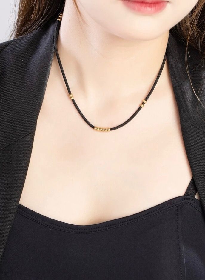 نونز أب سلسال أنيق باللون الأسود والذهبي - Image 1