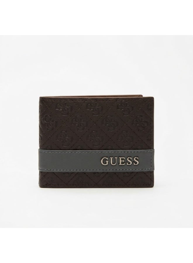 جس محفظة رجالية من GUESS بتصميم ماسي مبطن، مصنوعة من الجلد الطبيعي المنقوش بتقنية 4G، قابلة للطي، مع لوحة شعار معدنية - بني داكن - Image 2