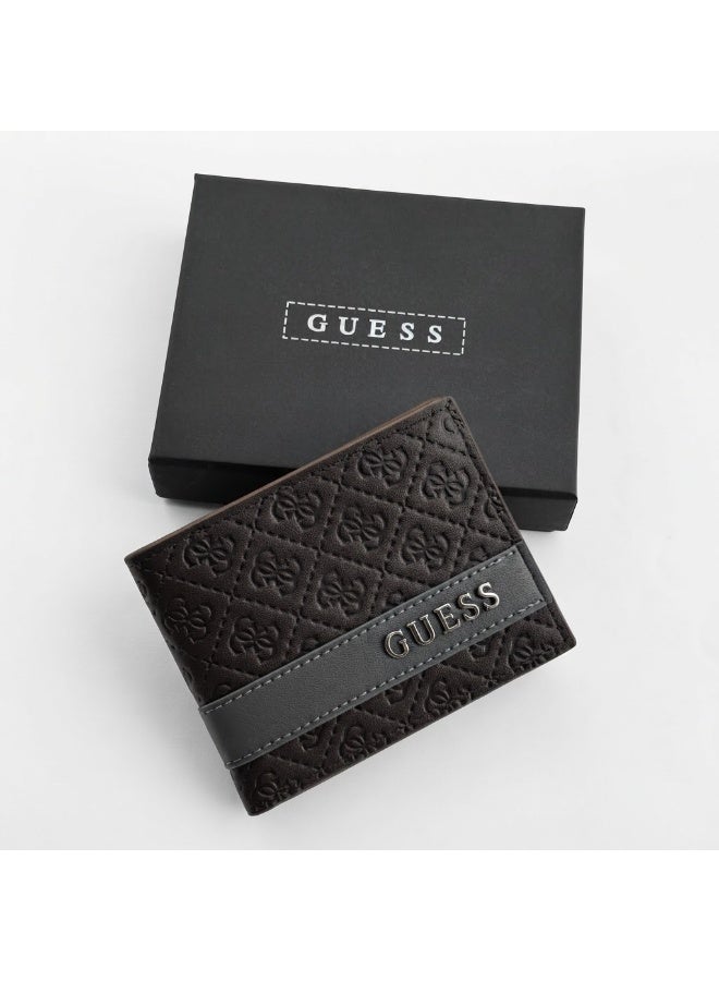 جس محفظة رجالية من GUESS بتصميم ماسي مبطن، مصنوعة من الجلد الطبيعي المنقوش بتقنية 4G، قابلة للطي، مع لوحة شعار معدنية - بني داكن - Image 3