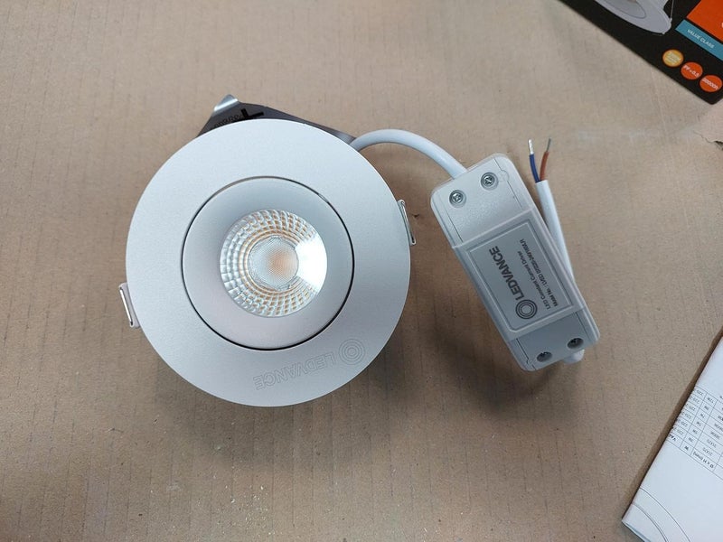 LEDVANCE 7W Warm White LED Spotlight - Image 4