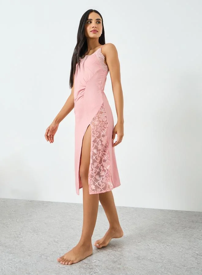 تايك تو قميص نوم بتفاصيل دانتيل وحافة بفتحة