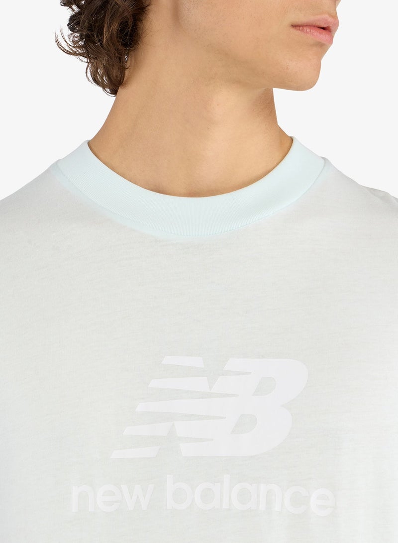 نيو بالانس تيشيرت أساسي مزين بشعار الماركة - Image 4