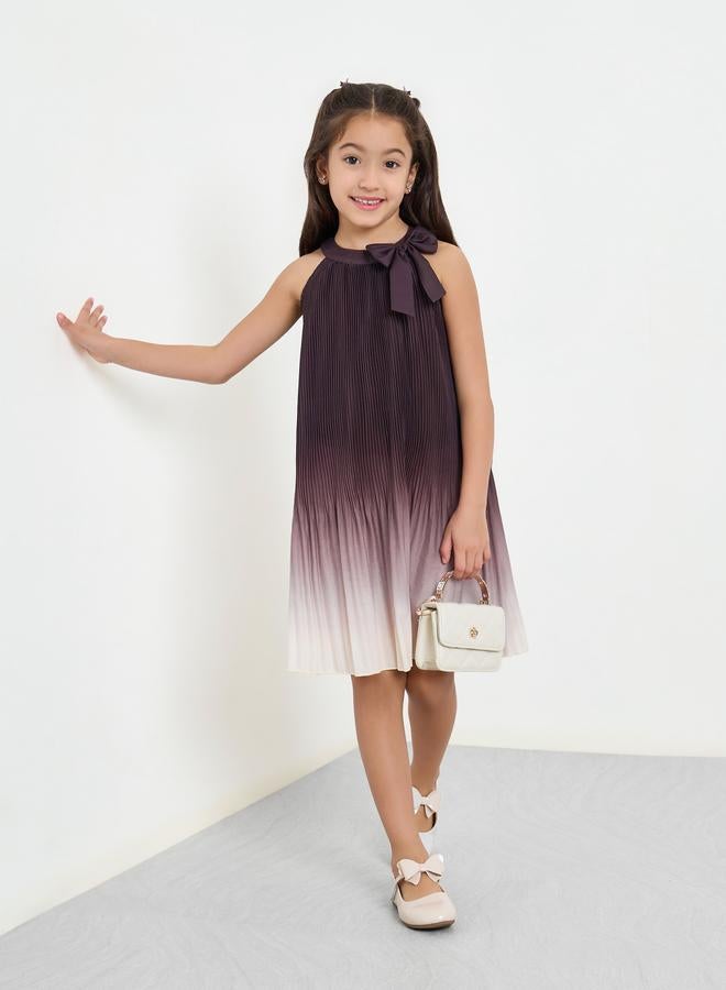 ستايلي فستان بكسرات وتفاصيل فيونكة - Image 1