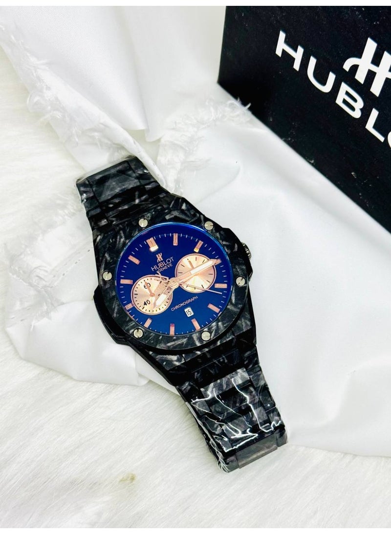 هوبلوت ساعة هوبلو كرونوغراف دائرية للرجال - مينا أزرق، لمسات من الذهب الوردي وسوار أسود منقوش