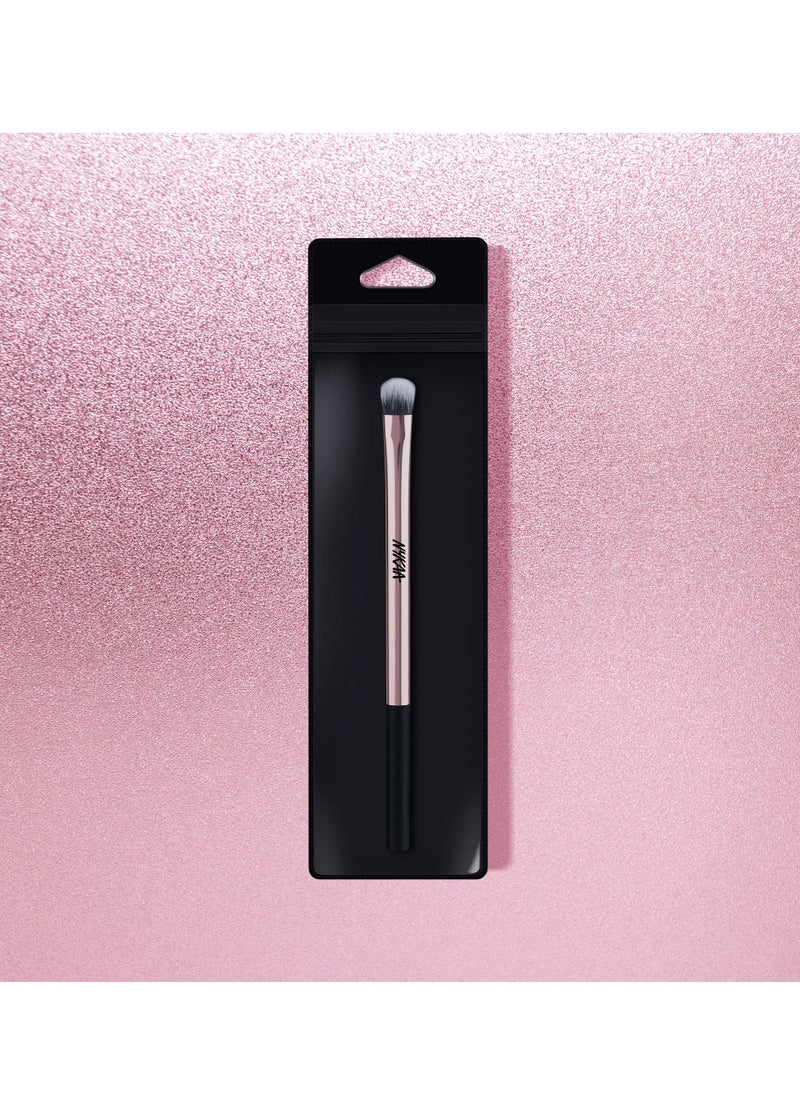 Nykaa - NYKAA BlendPro Makeup Brush Black/Rose Gold (Eyeshadow Brush) - Image 1