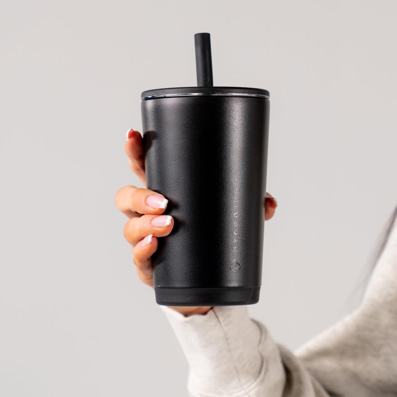 HydroJug هيدروجوج كوب يومي 14 أونصة - كوب معزول مبطن بالسيراميك مع قشة وغطاء ناعم اللمس، مناسب لحامل الأكواب، عزل فراغ مزدوج الجدار، كوب سفر قابل لإعادة الاستخدام - أسود - Image 5