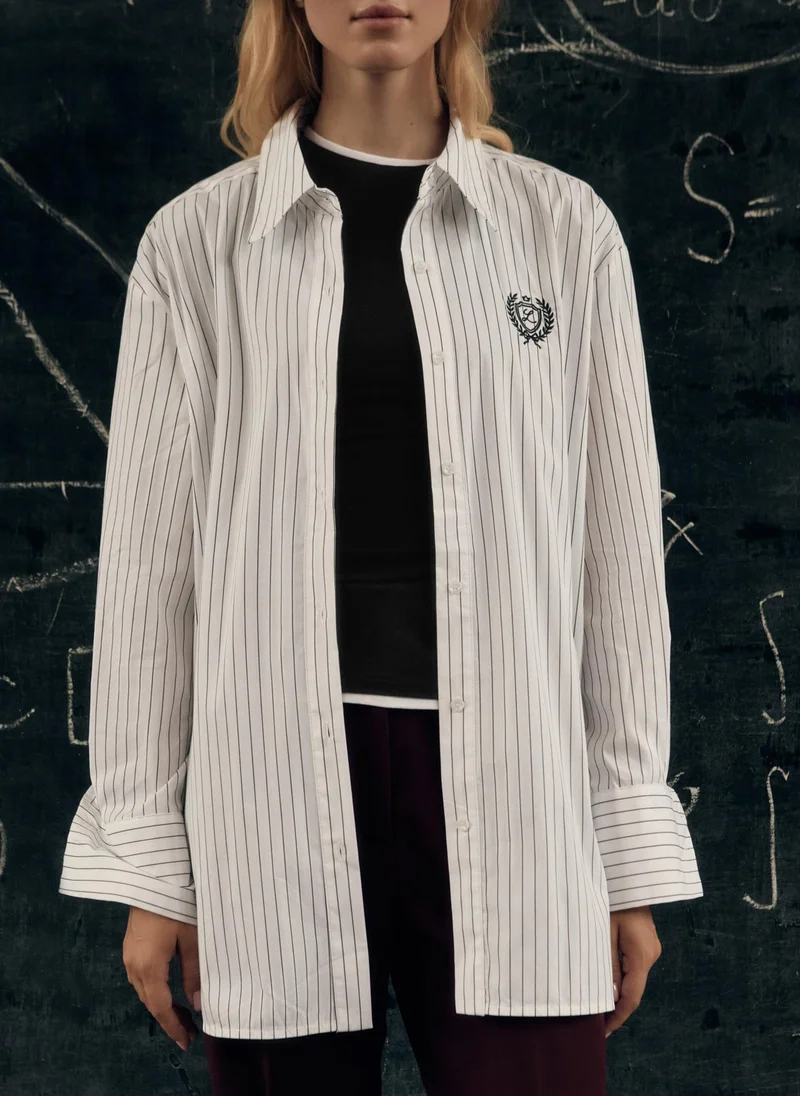 ليتشي قميص مخطط مستقيم مع تطريز على الصدر