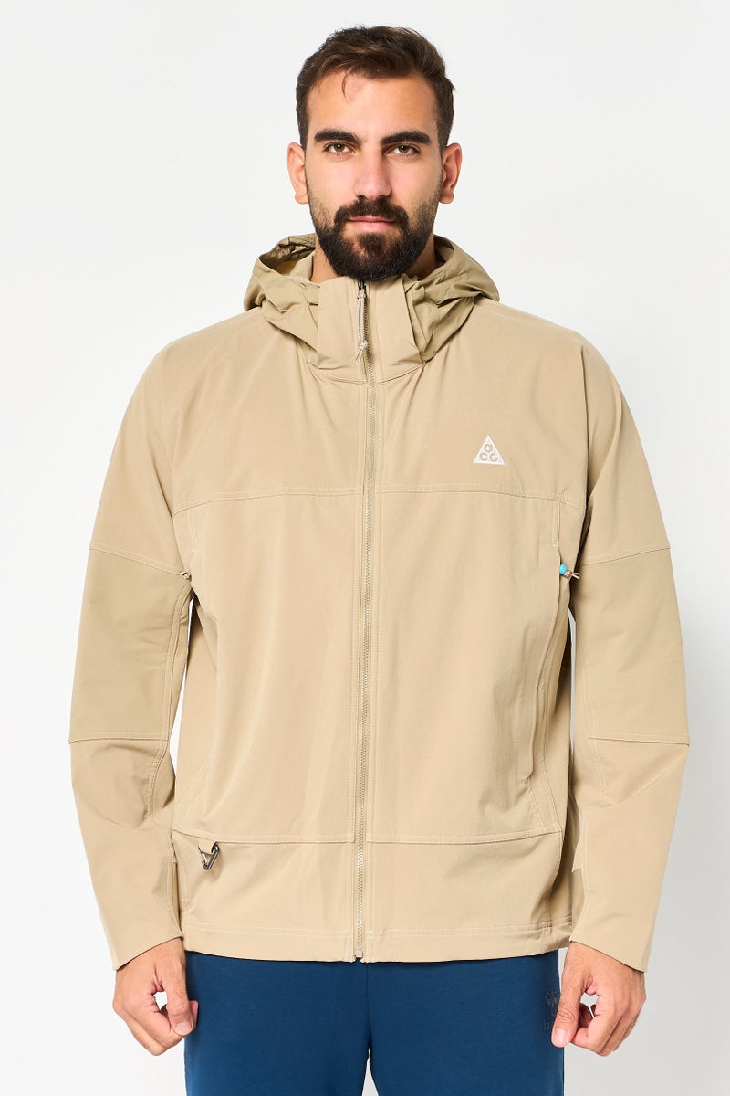 Nike جاكيت خارجي بغطاء رأس بأكمام طويلة فضفاضة للرجال من ACG Sun Farer x Nike، تان - Image 1