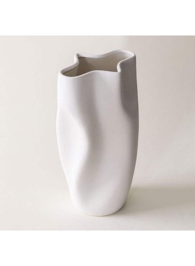 Razz Gallery The white wavy vase is a decorative piece that combines softness with artistic details, giving any space a sense of luxury and harmony. - Image 1