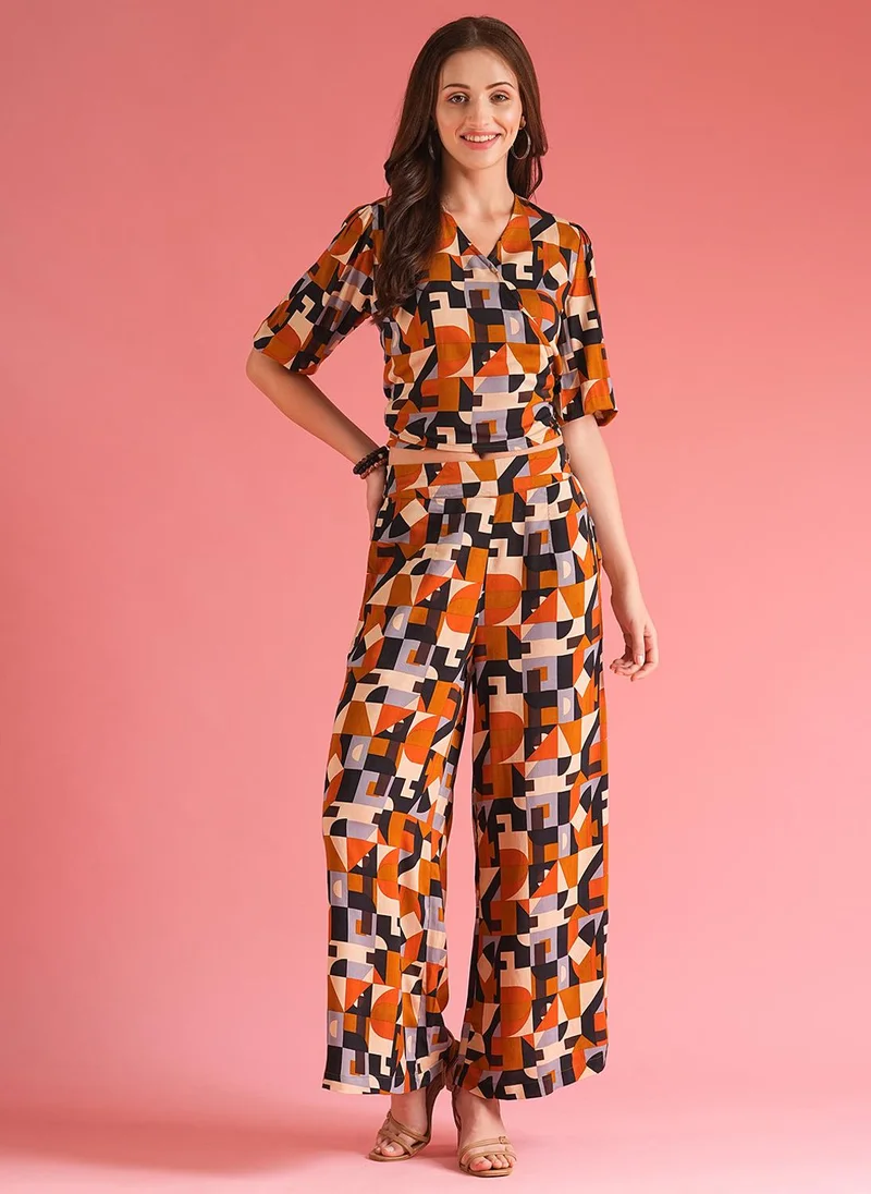 جلو باص طقم نسائي بلوزة بياقة ملتفة ورباط خلفي مع بنطلون بالازو