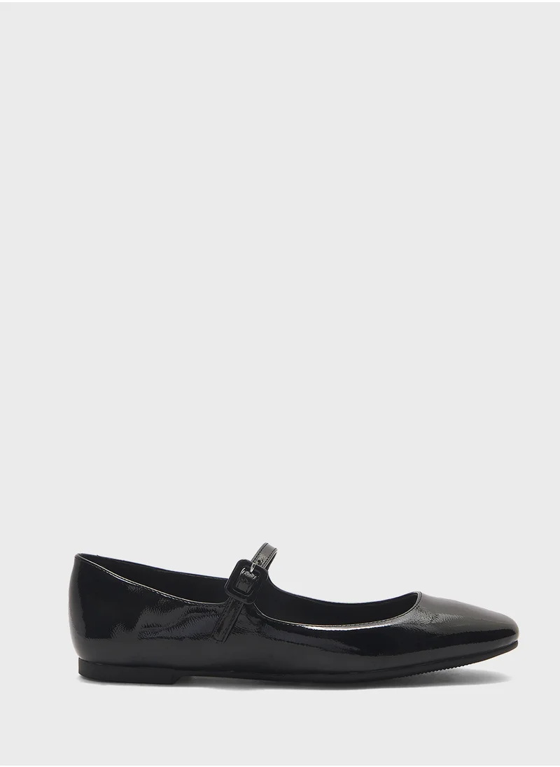 ستيف مادن Caddie Buckle Strap Closed Toe Ballerinas