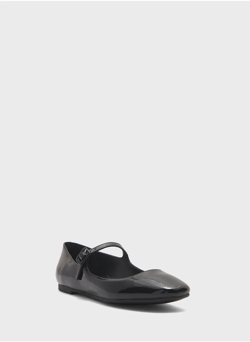 ستيف مادن Caddie Buckle Strap Closed Toe Ballerinas
