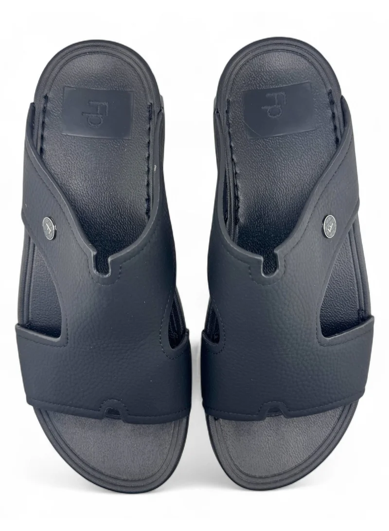 إف بي باي فوتبرينت **صنادل رجالية متينة من البولي يوريثان – مريحة، داعمة، وسهلة العناية للاستخدام اليومي**