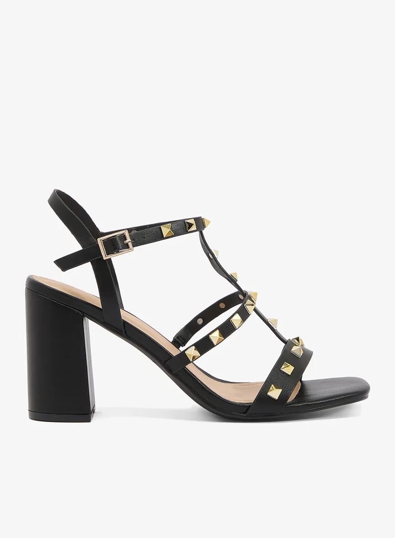 ترافل من نمشي صنادل بكعب عريض مزينة بمسامير وتفاصيل دقيقة