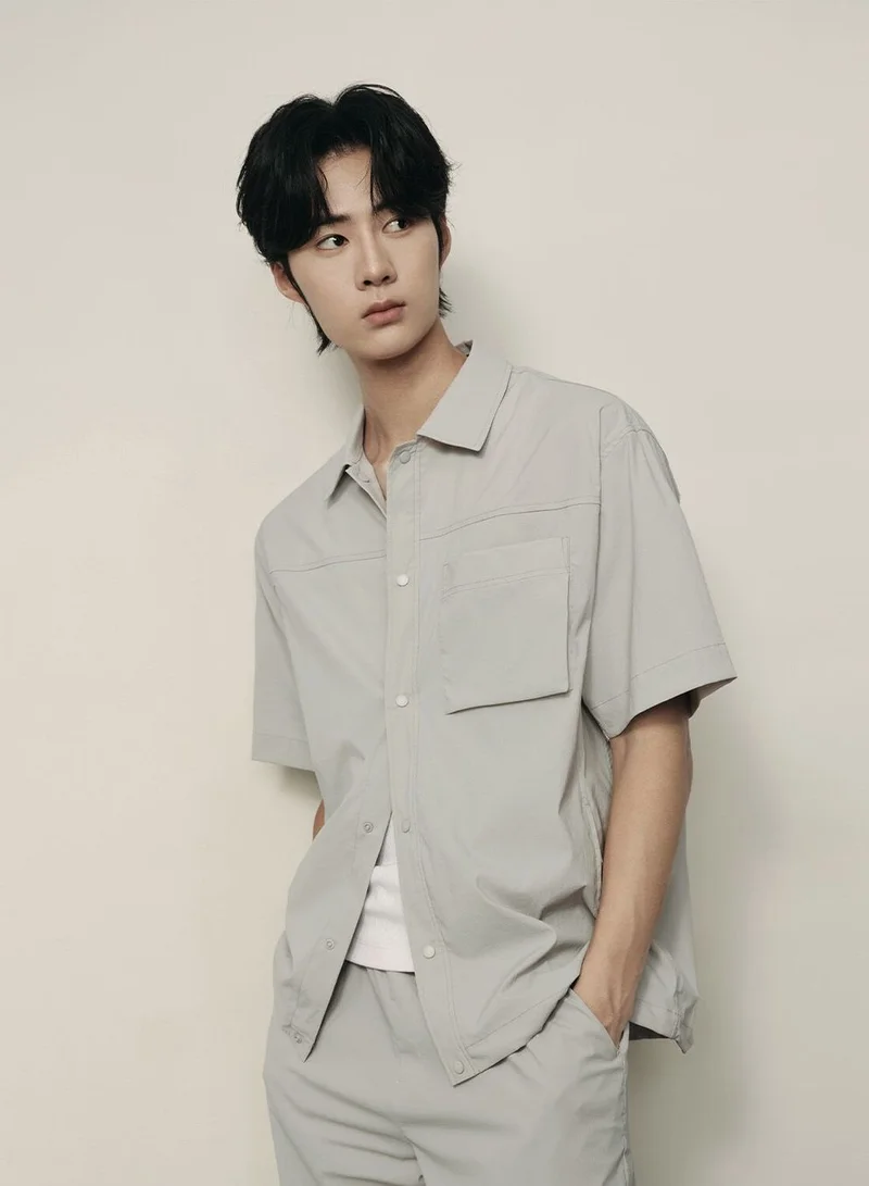 جيوردانو قميص رجالي قصير الأكمام من النايلون المطاطي خفيف الوزن ومقاوم للماء | مجموعة كوريا