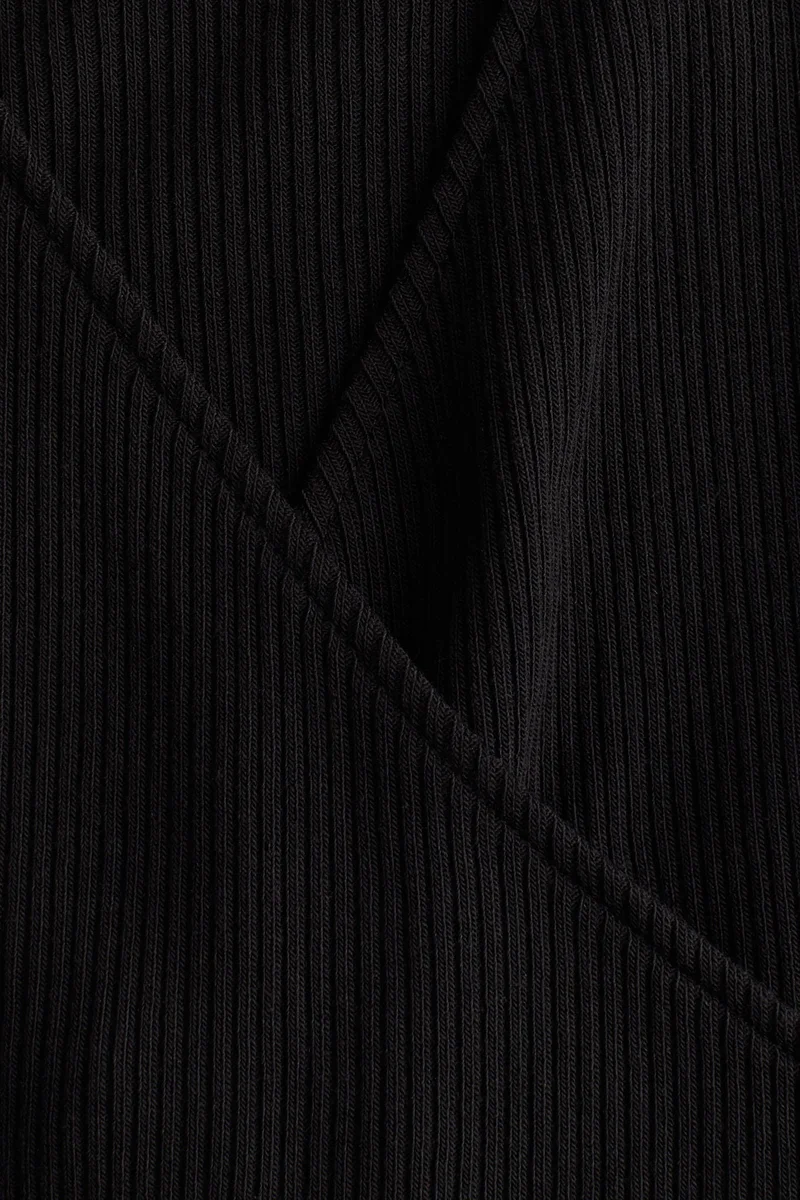 اتش اند ام بلوزة مرنة بتصميم ملفوف من تشكيلة ماما