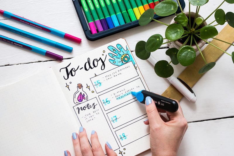 Schneider أقلام تمييز شنايدر، طرف مائل، 1 + 5 مم، أسطوانة سوداء، ألوان حبر متنوعة، عبوة من 4 أقلام تمييز: برتقالي، أخضر، وردي، أصفر (1500) - Image 2