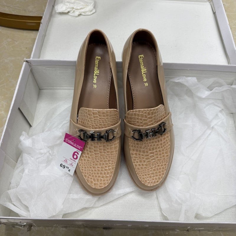Fashion Versatile Crocodile Pattern Buckle Thick Heel Loafers - Image 1