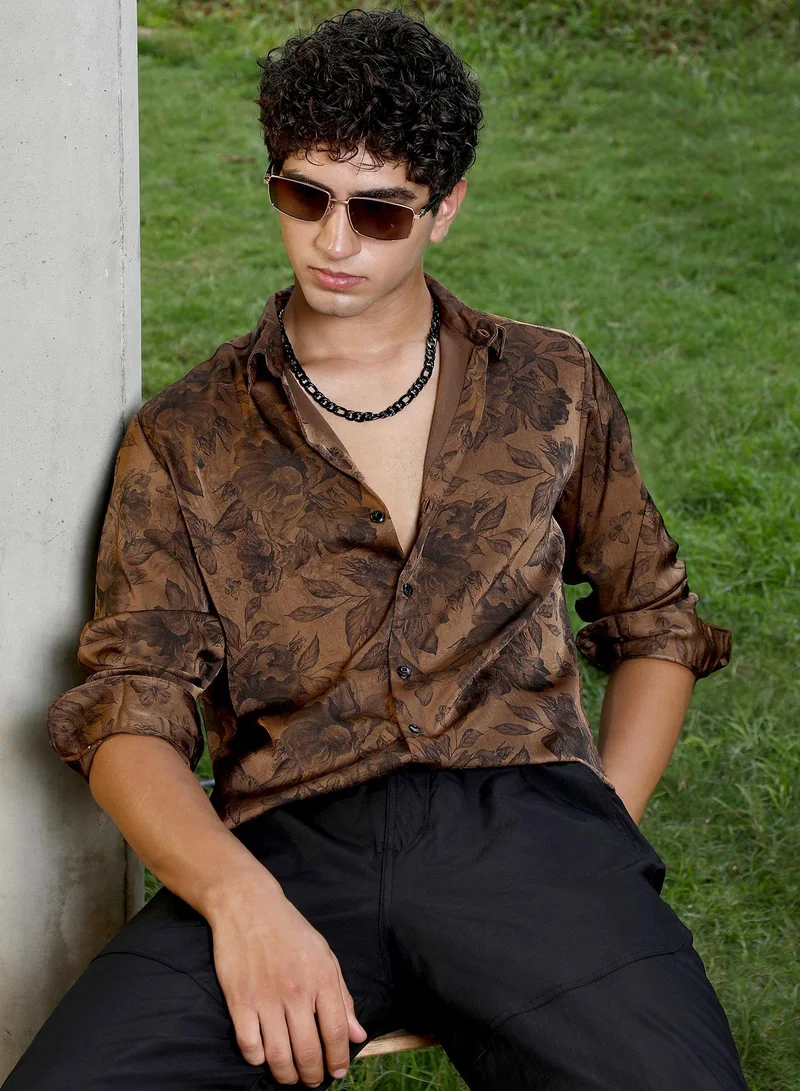 كامبوس سوترا قميص رجالي بنقشة فراشة وحديقة بقصة مريحة وياقة واسعة ونقش زهري من قماش بوليستر خفيف للملابس الكاجوال والنادي لون بني شوكولاتة