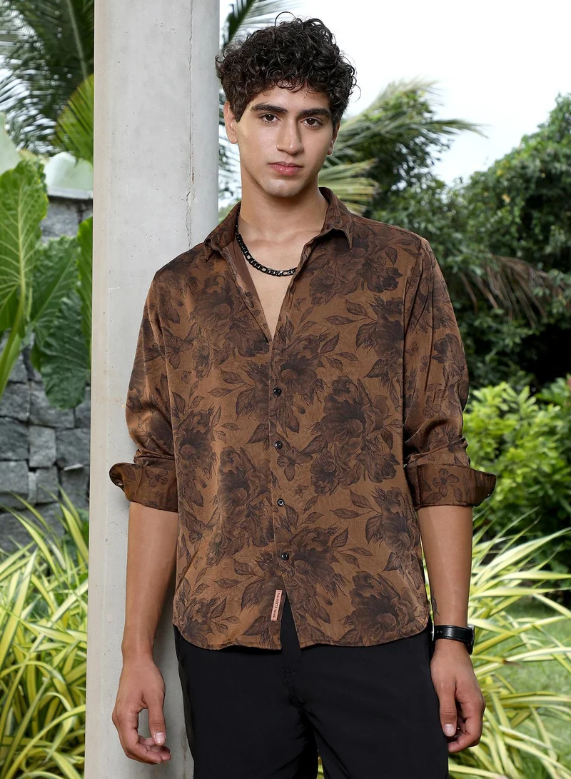 كامبوس سوترا قميص رجالي بنقشة فراشة وحديقة بقصة مريحة وياقة واسعة ونقش زهري من قماش بوليستر خفيف للملابس الكاجوال والنادي لون بني شوكولاتة