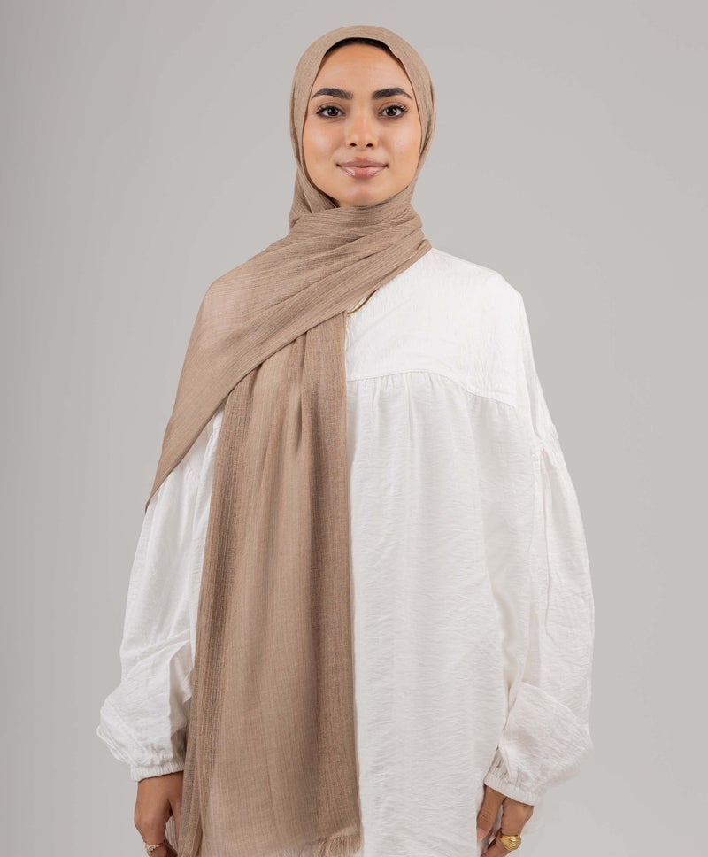 طرحة كتان أنيقة بلمسة فنية
