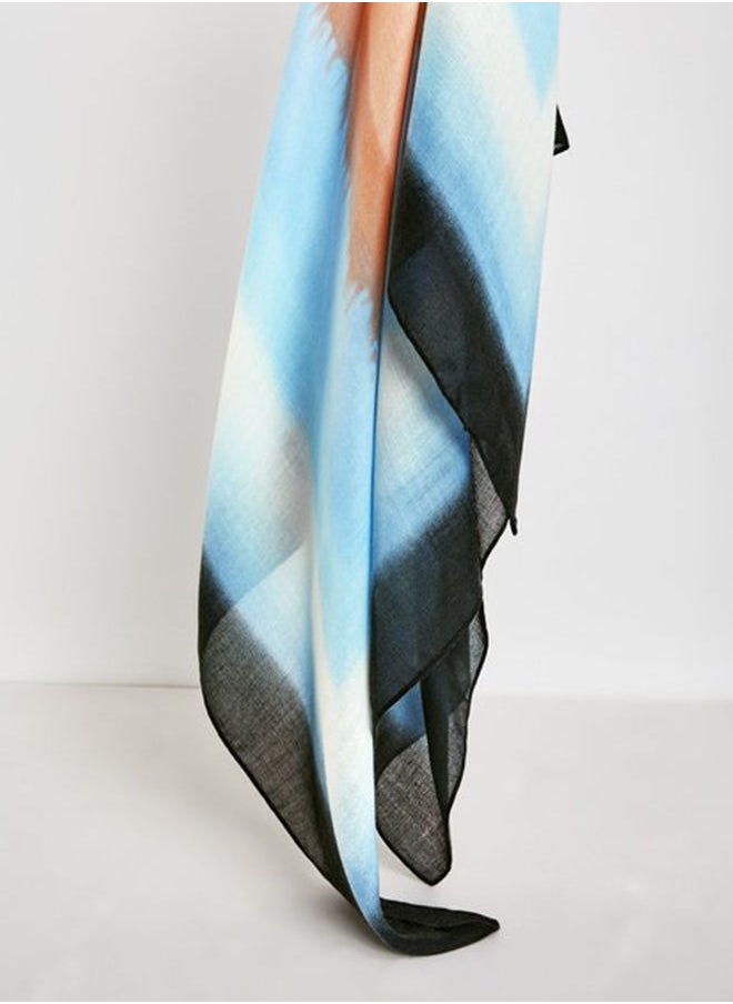 Scarf with subtle colour graduation