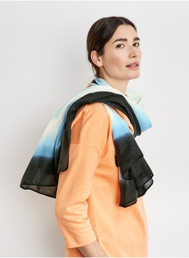Scarf with subtle colour graduation