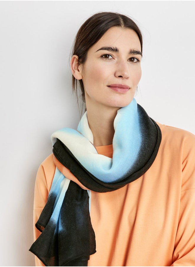 Scarf with subtle colour graduation