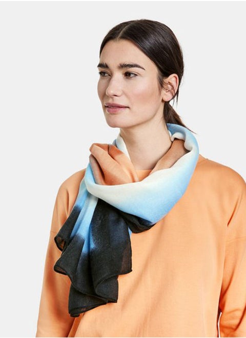 Scarf with subtle colour graduation
