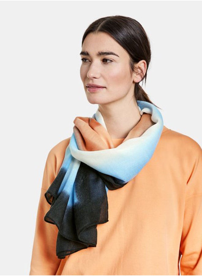 Scarf with subtle colour graduation