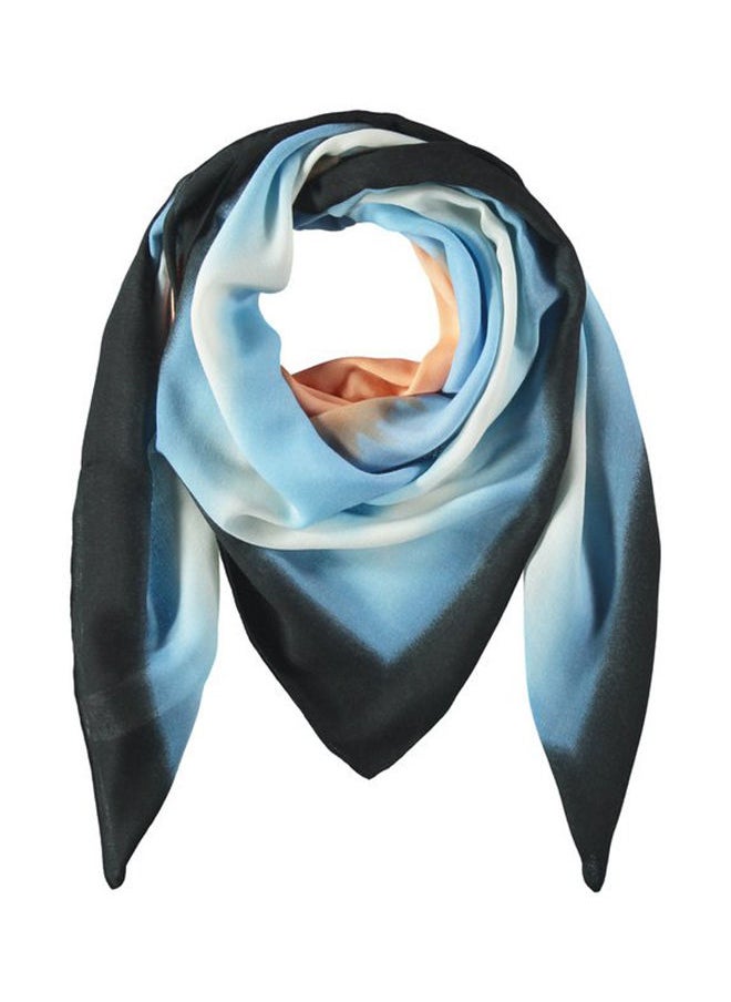 Scarf with subtle colour graduation