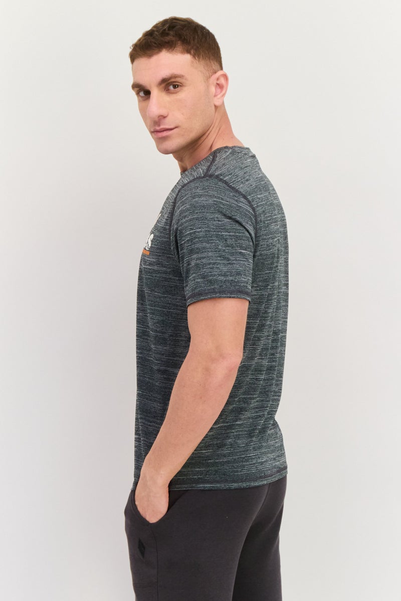 SKECHERS تي شيرت رياضي للرجال بأكمام قصيرة مناسب في الهواء الطلق، رمادي - Image 2