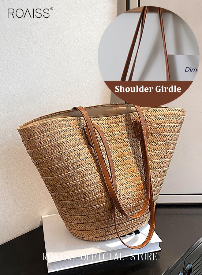 حقيبة كتف نسائية محبوكة من القش الرطب مناسبة للاستخدام في فصل الصيف والسفر ومزودة بحزام عابر للجسم وتتميز بالأناقة والطابع الكلاسيكي ومناسبة للاستخدام اليومي وتحتوي على سحاب لإغلاق الحقيبة