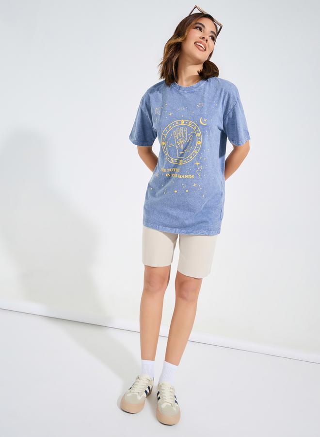 ستايلي تيشيرت فضفاض بطبعة جرافيك واكتاف منخفضة - Image 2