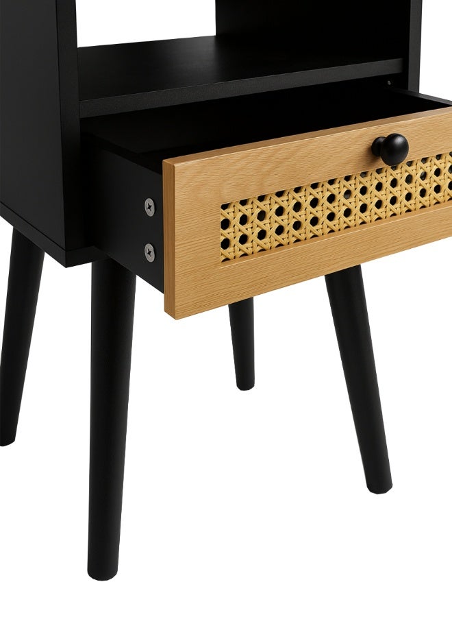 أولييرو طاولة جانبية من راتان مع درج واحد ومساحة تخزين مفتوحة – نايت ستاند أسود لغرفة النوم، غرفة المعيشة، المكتب أو المنزل، 34 × 29 × 60 سم - Image 5