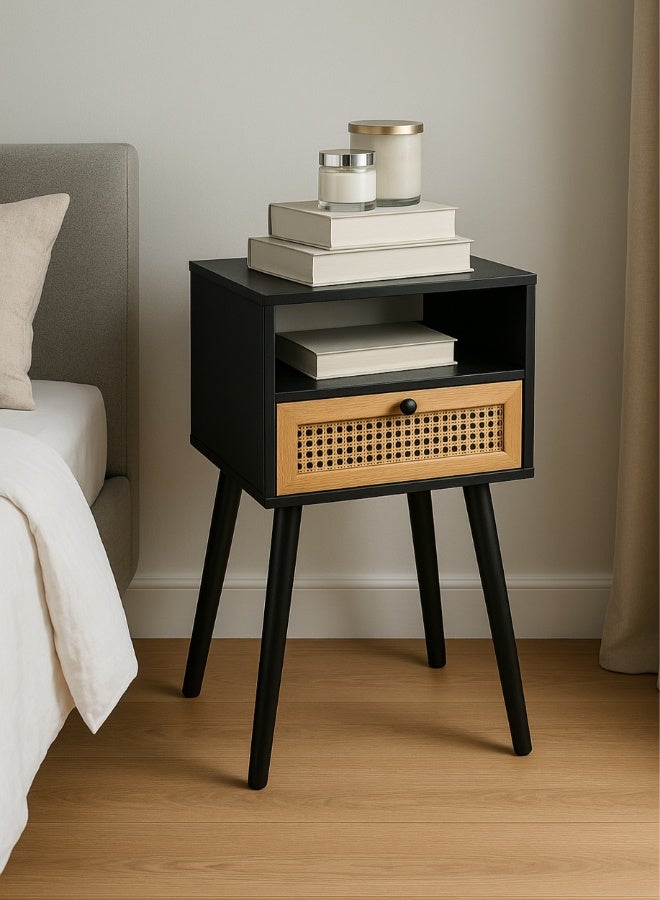 أولييرو طاولة جانبية من راتان مع درج واحد ومساحة تخزين مفتوحة – نايت ستاند أسود لغرفة النوم، غرفة المعيشة، المكتب أو المنزل، 34 × 29 × 60 سم - Image 1